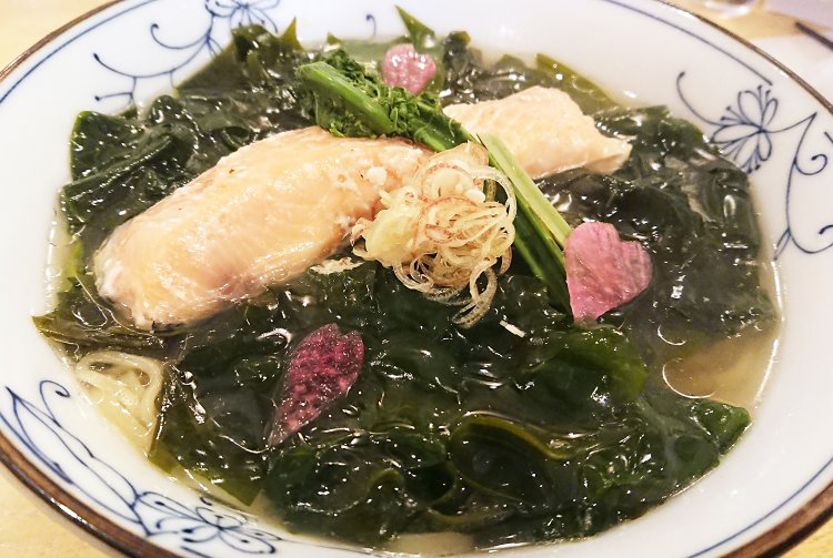 2019年・桜ますとわかめの塩そば。2012年春、宮城県石巻市十三浜の漁師・阿部滋さんのわかめから始まった限定。