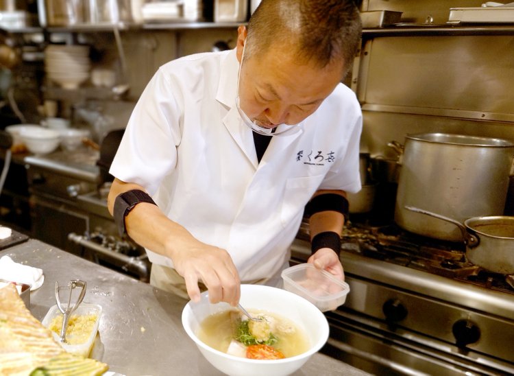 ピンセットでカンボジア産の生胡椒を2粒、慎重にのせていく。