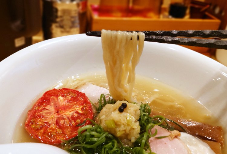 岩手産の小麦“もち姫”をブレンドした手揉み麺はもちもち食感。