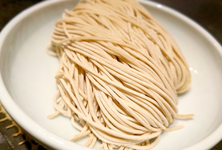 福岡・梅野製粉のミナミノカオリ全粒粉を配合した低加水細麺。