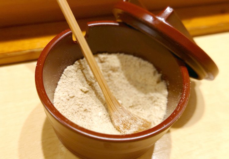 白胡椒・ニンニク・生姜・たまねぎをブレンドした胡椒。