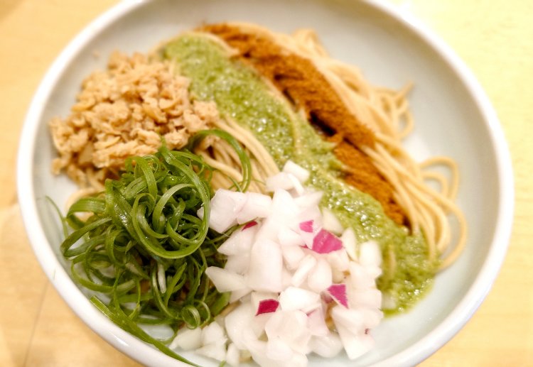 和え玉 九条ねぎ250円。そば類と同じ細麺を使用。