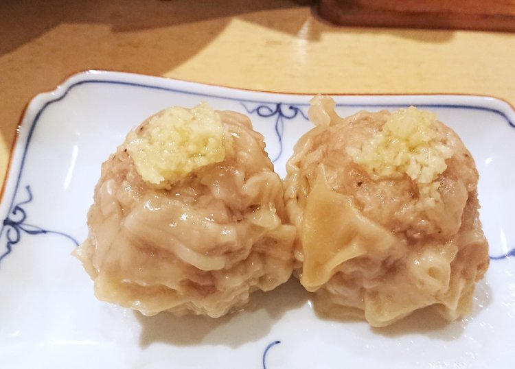 大ぶりの焼売2個350円。2個は多いという方のために1個180円から注文できるようになった。