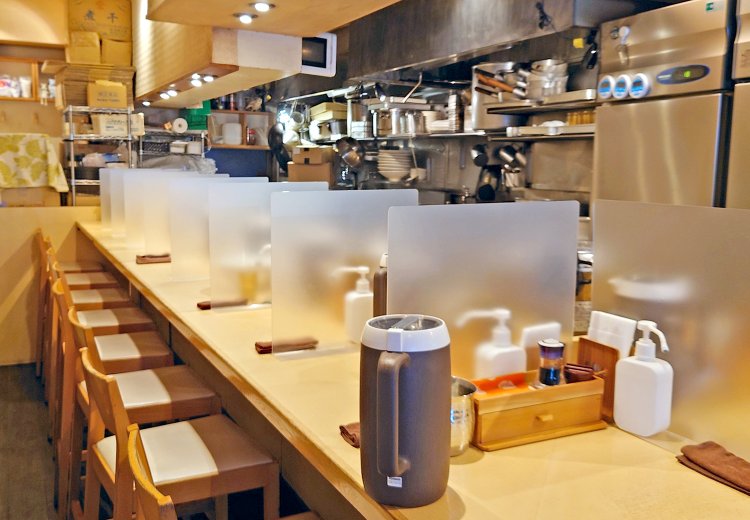 カウンター10席。和食割烹のような上質な雰囲気でいただくラーメンは格別。