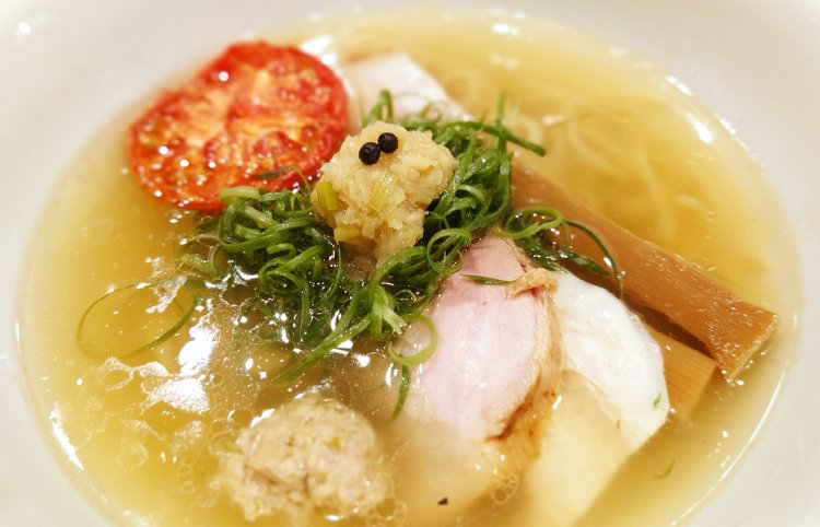 塩そば1100円。岩手鴨や丹羽黒どり等の旨味あふれるスープ。