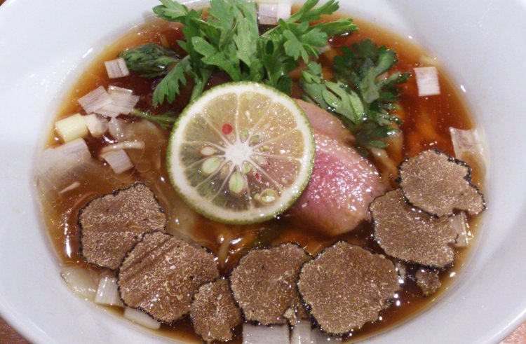 2013年・ブルターニュのトリュフをトッピングした鴨そば。丸の鴨のスープは香りも旨味も素晴らしかった。