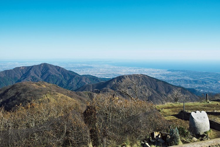 塔ノ岳から南側の眺望。相模湾や左側に大山、中央に三ノ塔、その下には烏尾山が見える。絶景の山頂だ。