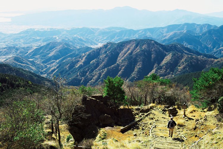 花立山荘の下からの眺望。眼前の尾根は小丸尾根になる。左上には小田原の市街。
