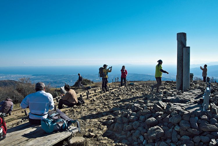 塔ノ岳山頂の広場。かつて山頂には尊仏岩という大岩があり信仰を集めていたが、関東大震災の余震、丹沢地震により転落。