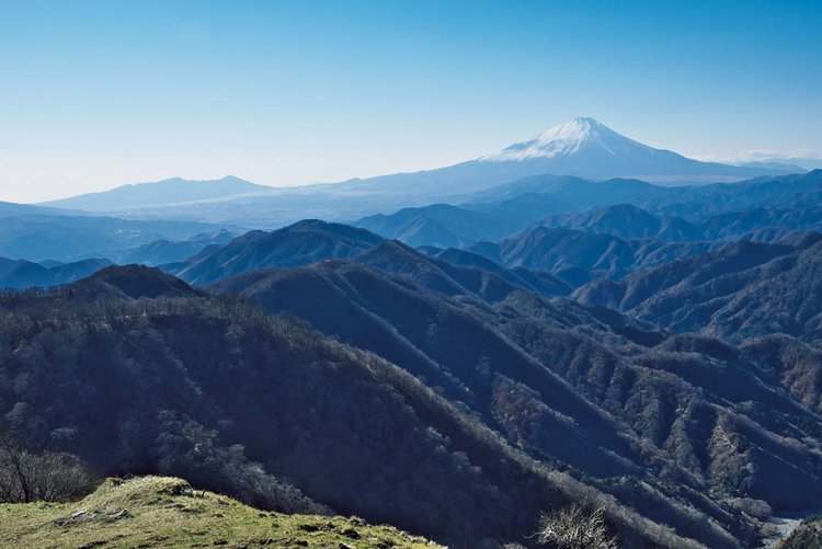 塔ノ岳山頂は、まさに360度の大展望。富士山も、もちろん見える。左手には愛鷹山塊、右手には南アルプスも。