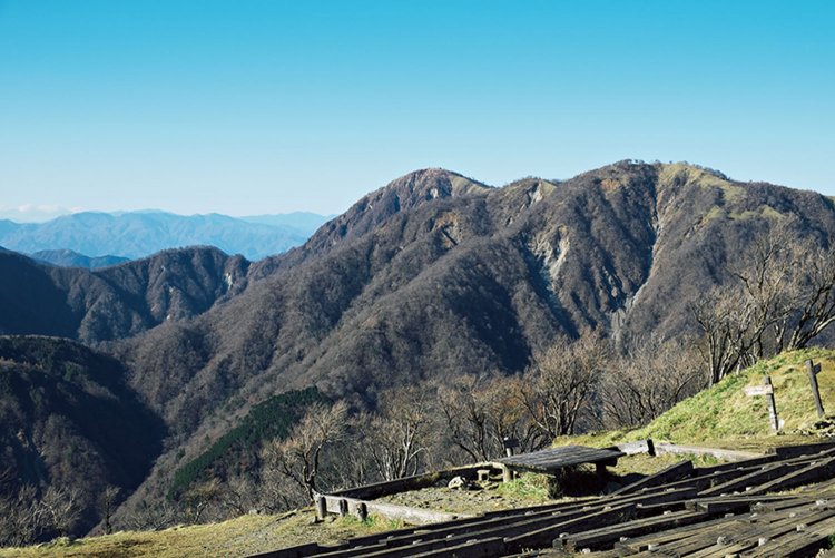 塔ノ岳山頂から北側の眺望。中央奥が丹沢最高峰の蛭ヶ岳（ひるがたけ）、その右手が丹沢山。