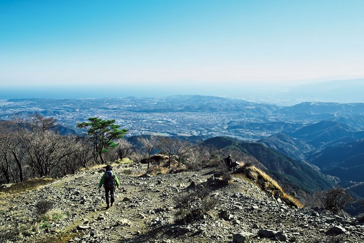 塔ノ岳から下ってきた花立山荘の手前付近から。相模湾に向かって下りて行くような気分だ。まさに絶景。
