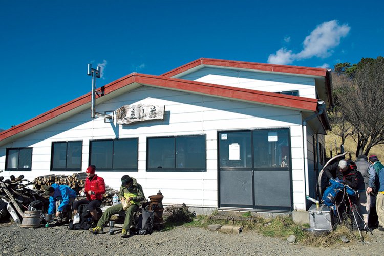 塔ノ岳手前の花立山荘。週末だけの営業で宿泊可能。1泊2食7000円。☏090・1468・0561