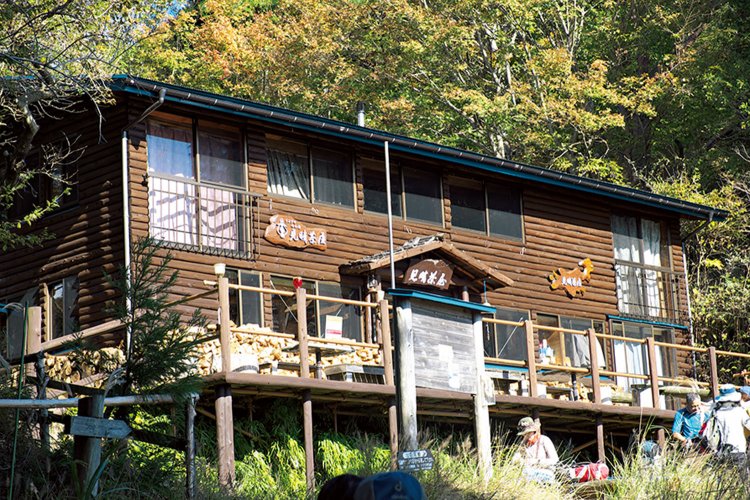 2006年にログハウス風に改修した見晴茶屋。週末のみの営業で飲料を提供中。