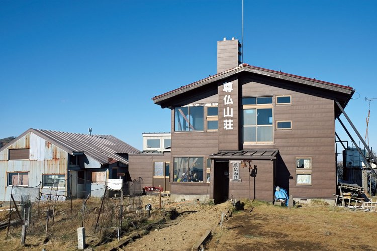 塔ノ岳山頂の尊仏山荘は通年営業で宿泊可能。1泊2食7500円、素泊まり5000円。☏070・2796・5270（9：00～19：00）