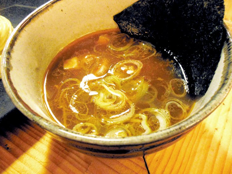 丸2日かけて仕込む自家製ラー油がやみつきになる、辛味つけ麺860円（筆者はいつもコレ！）。