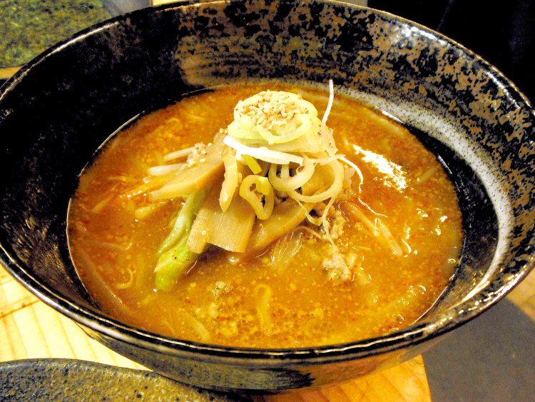 自家製味噌が絶品のみそつけ麺960円。自家製ラー油入りの辛味みそつけ麺も同じ値段。