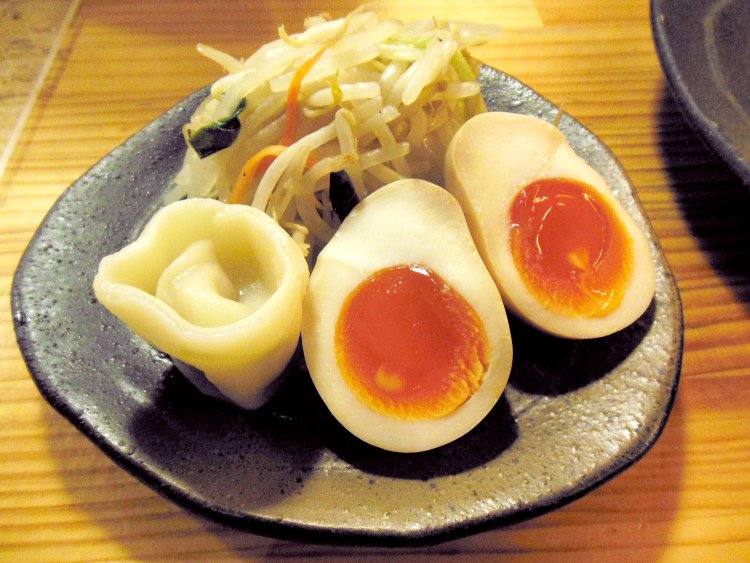 トッピング3種盛180円。味玉・水餃子・野菜。