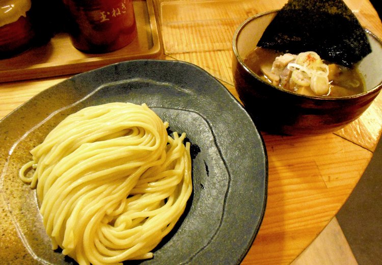 つけ麺860円。魚介・豚骨・鶏ガラをブレンドしたスープの旨みを存分に堪能できる。