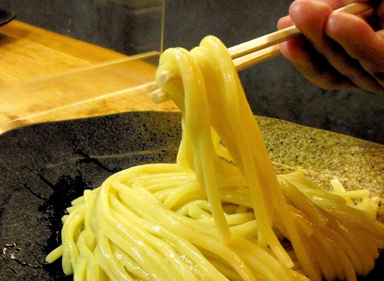 「10年かけてようやく辿りついた渾身の麺」は、どっしりとした味わい深い太麺。