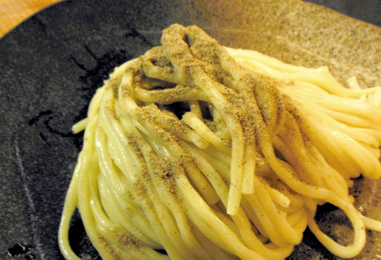 削り節を麺に直接ふりかけると、また違った麺の旨さが引き立つ。つけ汁に混ぜるよりも、ゆっくり味変を楽しめる。