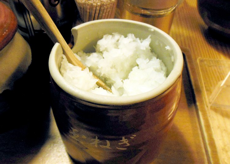 シャキシャキの刻み玉ねぎをつけ汁に浸すと、さらに旨味と甘さがプラスされ、さっぱりといただける。