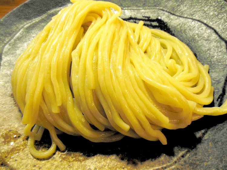 一粒の小麦粉からわずかしか採れない部分を使用しているため、この美しい色合いになるそうだ。