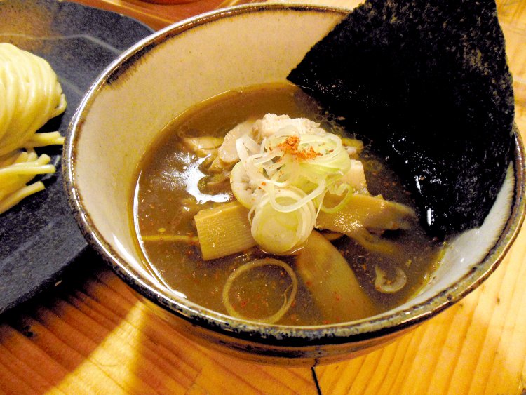 醤油ダレのつけ汁でいただく、つけ麺860円。魚介・豚骨・鶏ガラをブレンドしたスープの旨みを存分に堪能できる。