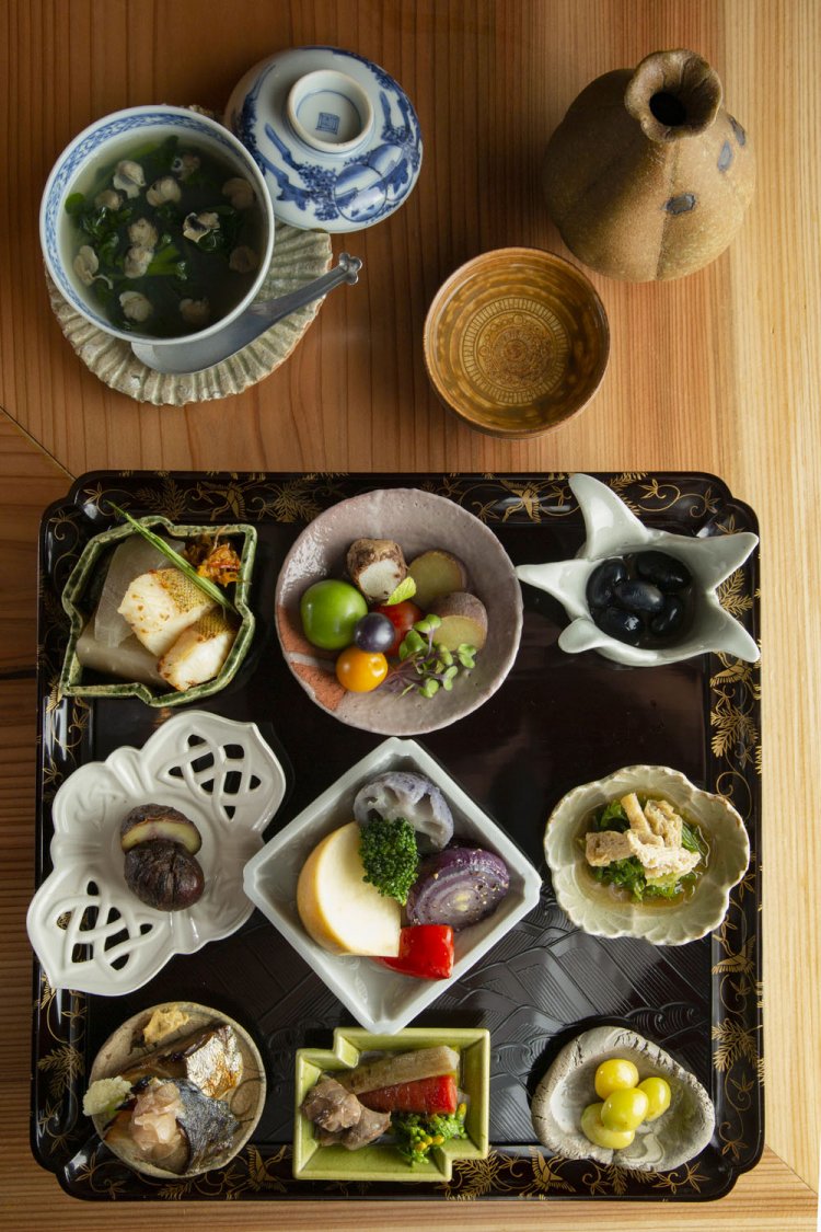 御膳セット（スープまたは茶碗蒸し付き）3500円は、2日前までに要予約。