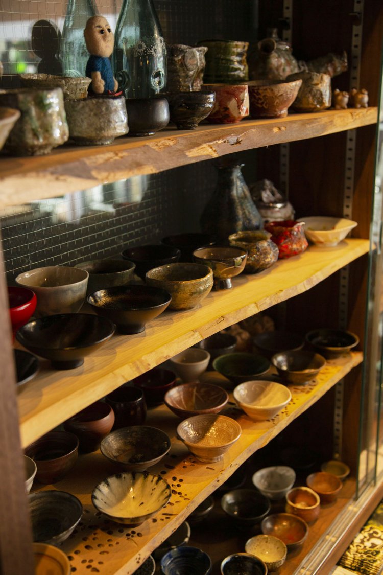 北尾さんが収集する作家ものの酒器からお猪口を選べる。