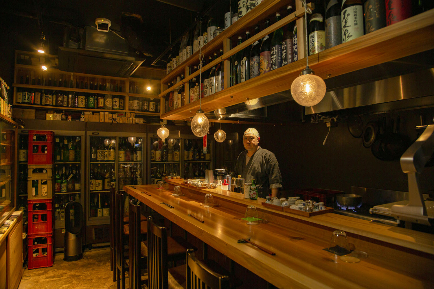静かで落ち着いた店内。バー使いする常連客も多い。日本酒は60㎖ 600円〜。