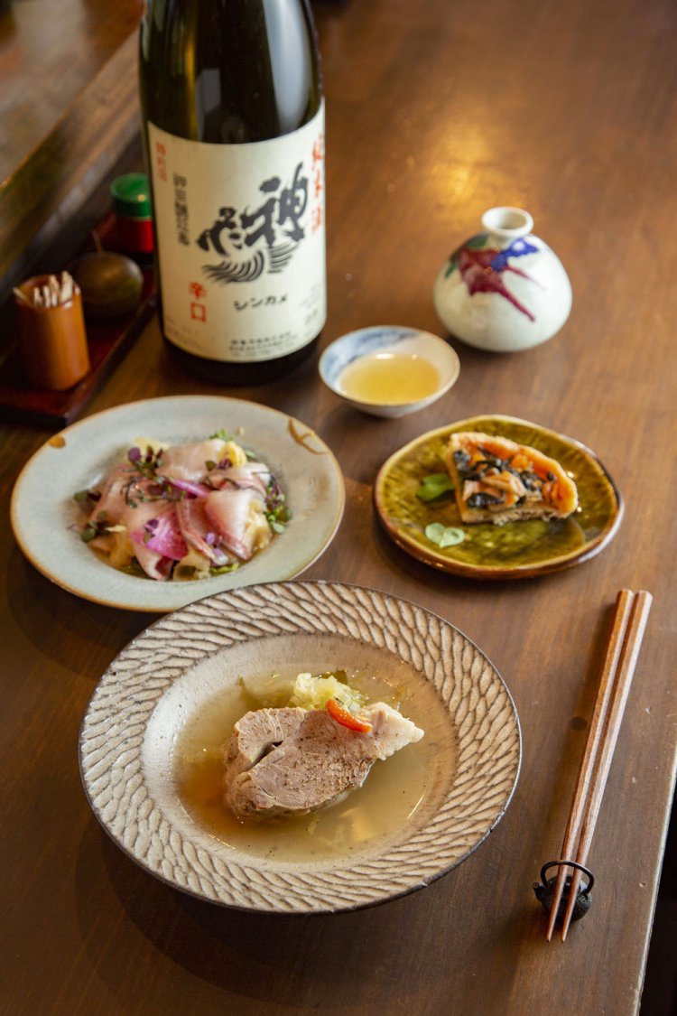 三元豚と発酵野菜の塩角煮550円、伊根ぶりとガリのカルパッチョ550円、発酵鮭とほうれん草のキッシュ500円。日本酒は150㎖ 830円～。