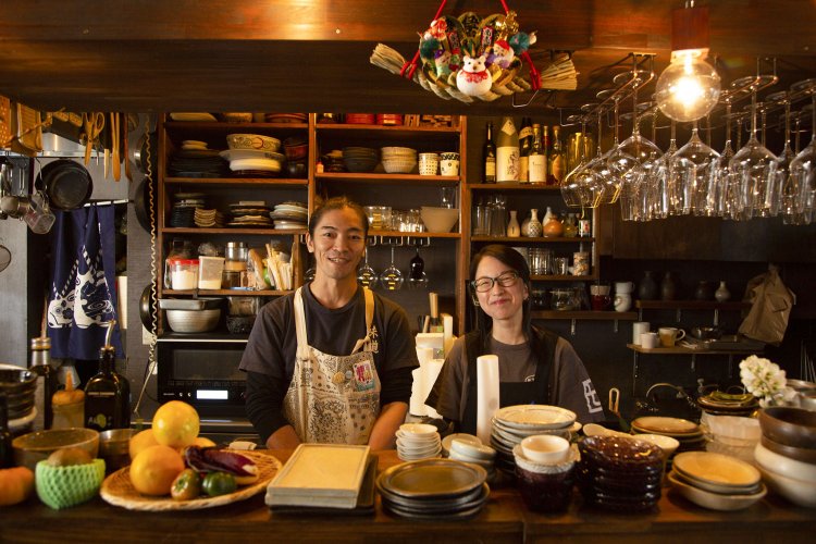 渡辺さん（左）のほかスタッフも皆、酒の知識が豊富。