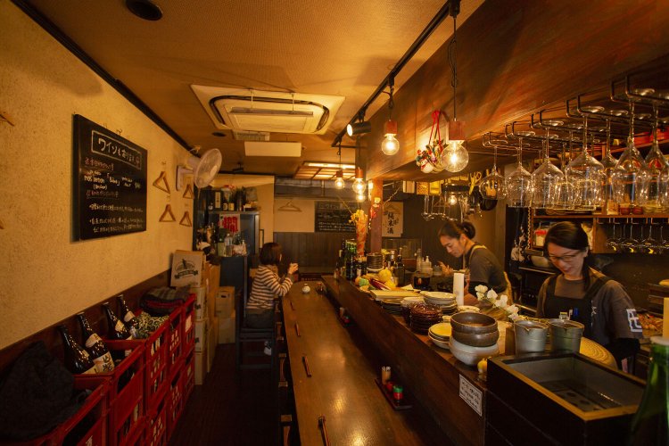 奥にテーブル席も。