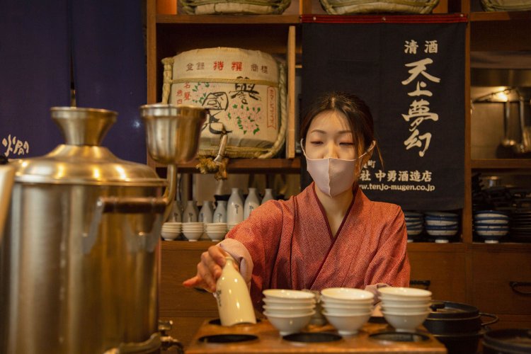 燗つけは女将・安岡さんの担当。