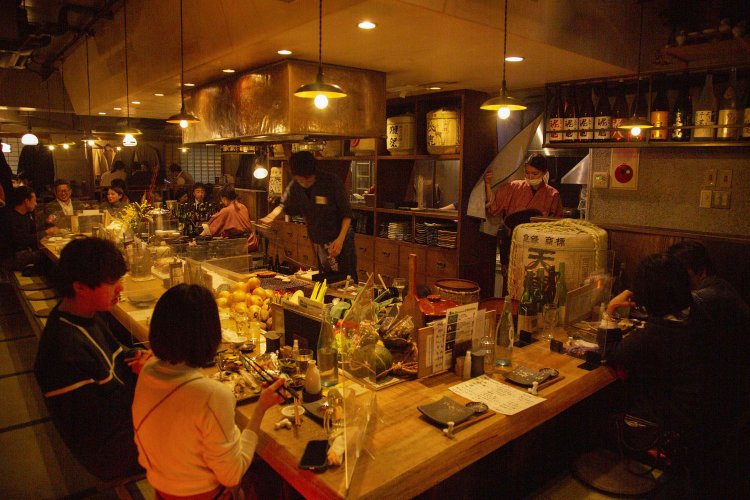 囲炉裏を囲む温かい空間にスタッフの掛け声やお客のにぎわいが重なっていく。