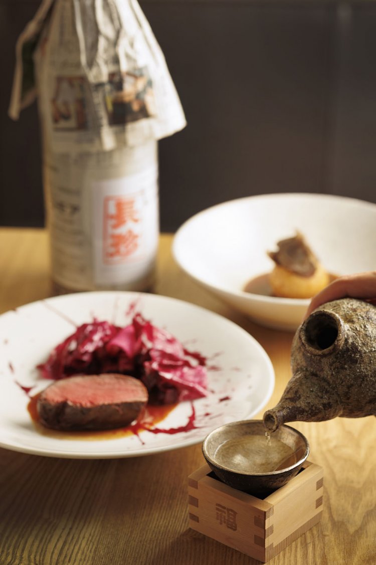 コース料理6600円～のみ提供（要予約）。れんこんまんじゅうのトリュフソース、蝦夷鹿のロースと熟成粕のソースと「長珍」90㎖ 550円。