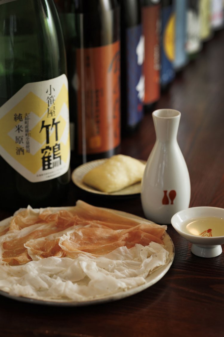 エアハムおまかせ2種1650円（写真はラルド入り1950円）と「小笹屋竹鶴」大和雄町7勺900円。