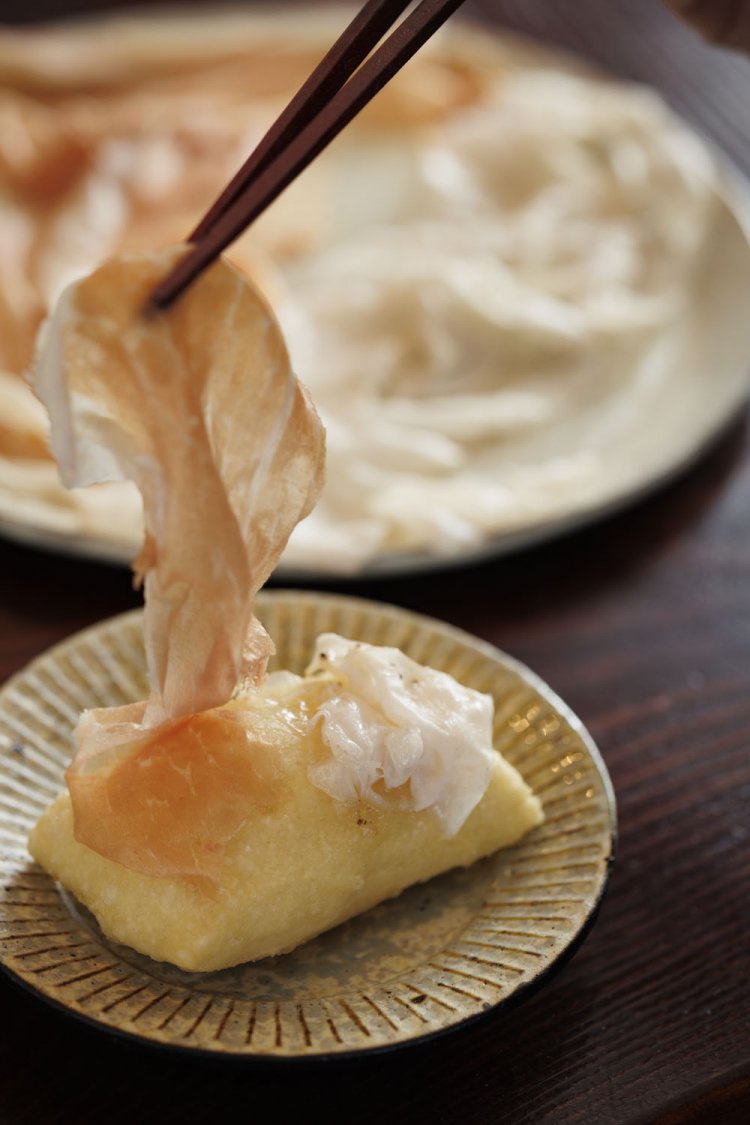 イタリアの揚げパン・ニョッコ110円にエアハムをのせると脂が溶けて悶絶（もんぜつ）。