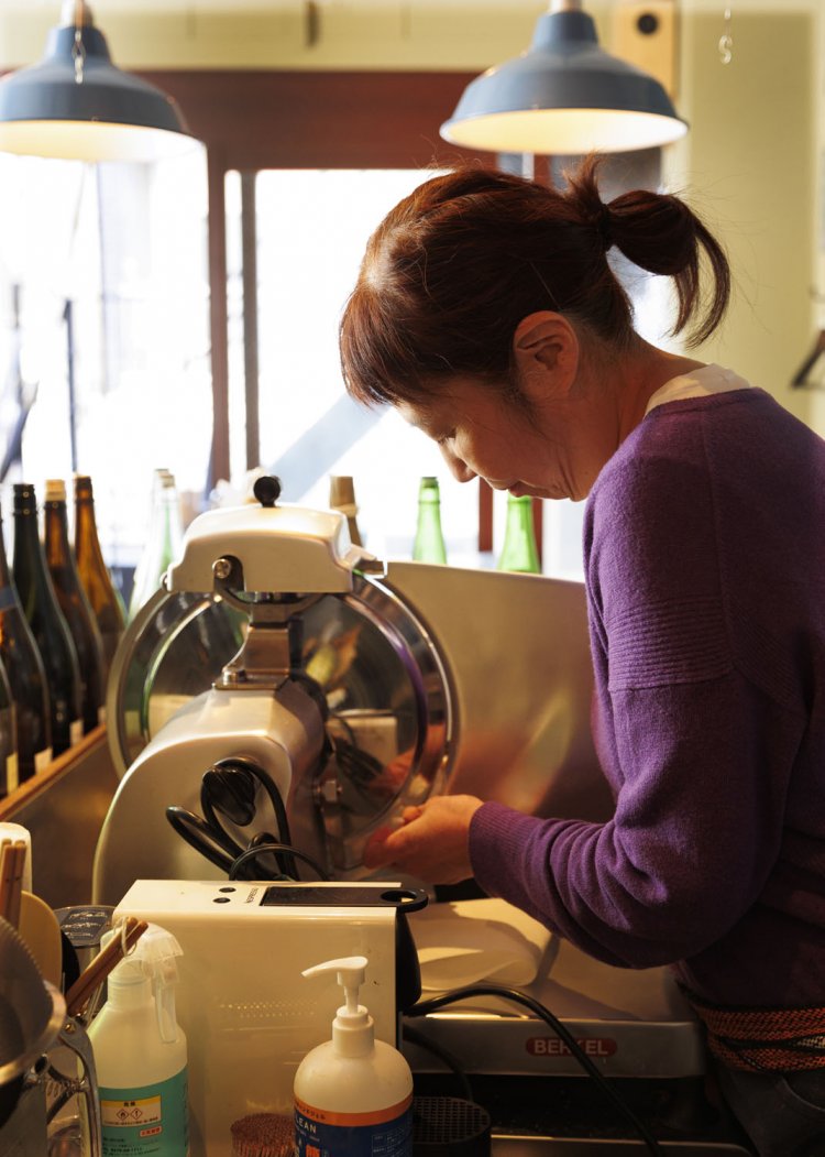 生ハムは渡辺さんの手で一枚一枚丁寧にスライス。おまかせ2種と3種は＋300円でラルドに変更可。