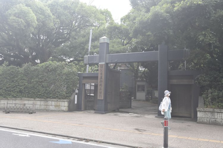 鎌倉市役所の隣にある御成小学校。付近に問注所が置かれていた。