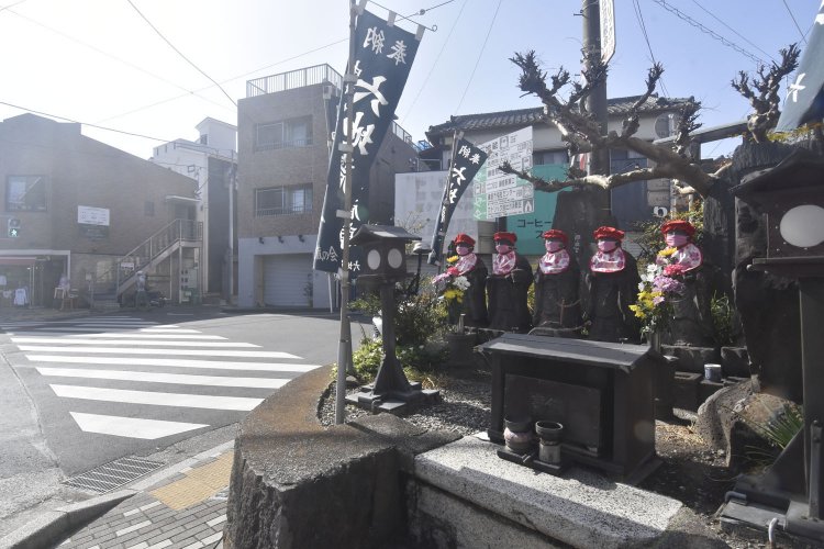 県道との交差点に建つ六地蔵。
