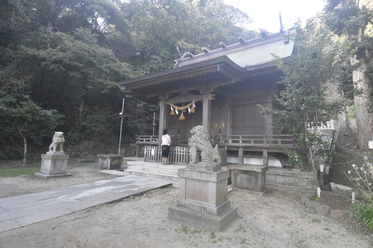 県道との交差点に建つ六地蔵。