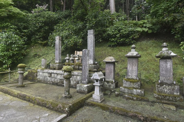 境内には比企能員とその一族の墓がある。