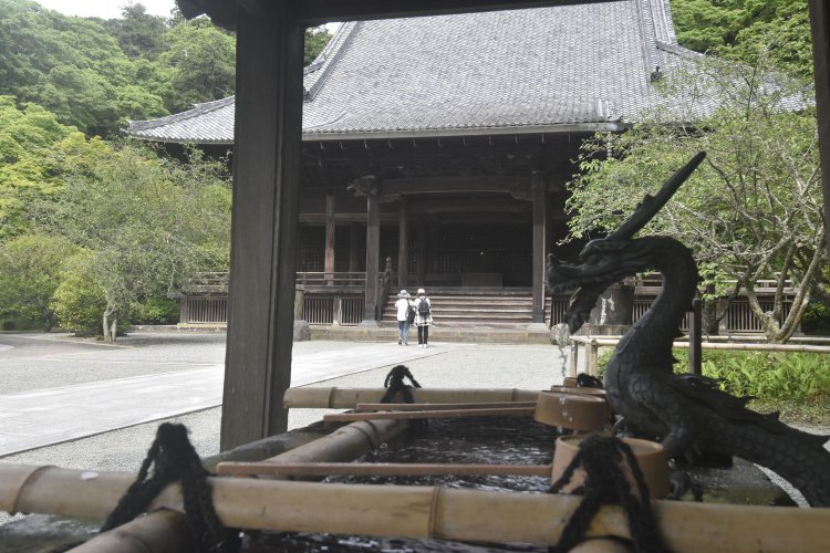 すぐ隣には見事な祖師堂がある。