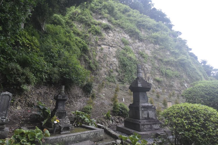 背後に祇園山を背負った北条政子の墓（左）と安養院宝篋印塔。