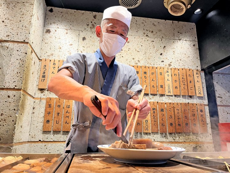30年以上新宿店で勤務する店長の村松さん。好きな具は大根だそう。「わかめやシューマイは珍しくておいしい具材ですよ」とも。