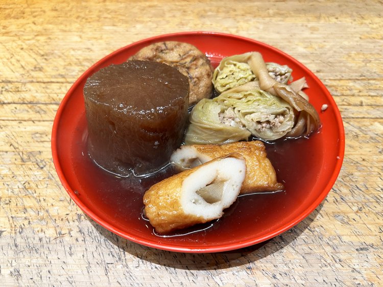 おまかせ盛り合わせ1050円。写真右から大根、がんも、キャベツ巻き、ごぼう巻き。