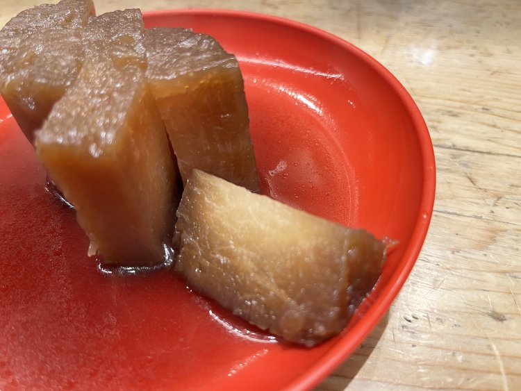 中までつゆがよく染みている大根。箸で切れる柔らかさだ。