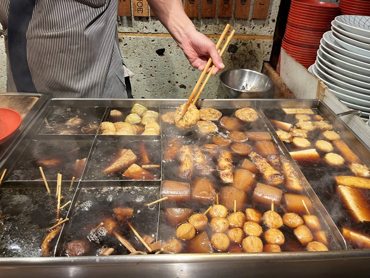 大鍋では出番を控えた大根やちくわ、練り物たちを煮込み中。